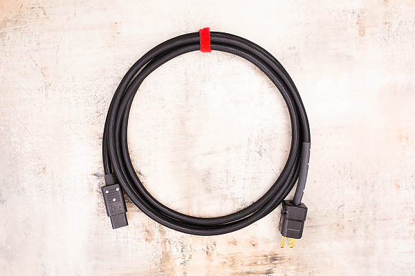 10' IEC Power Cable in Black (Ground Pin Right) 